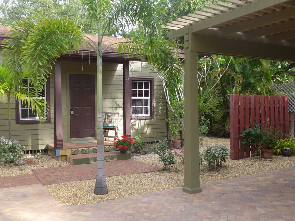 Green Palm Cottage - Park under our Pergola!