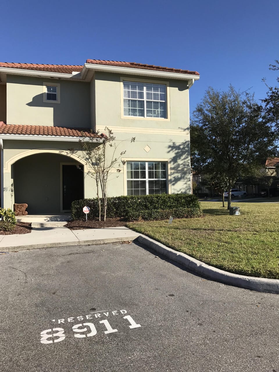 Corner townhouse with private parking in front the house