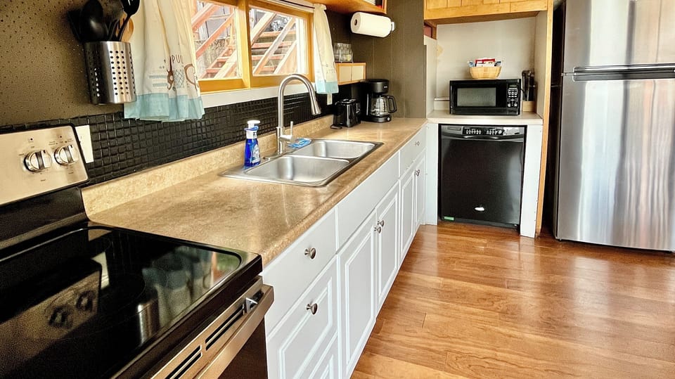Kitchen with dishwasher