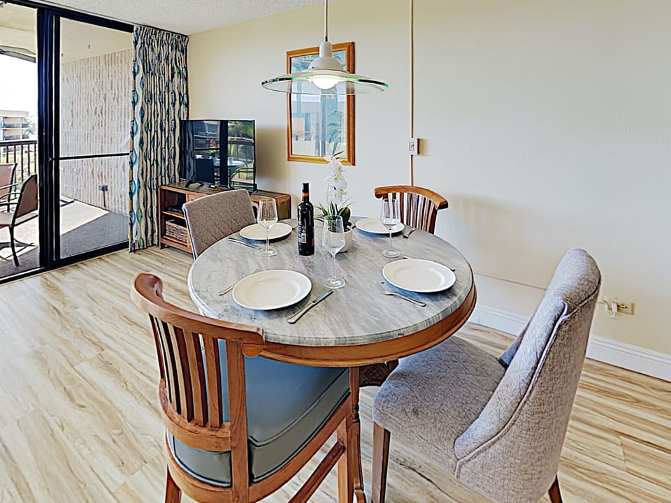 Dining Area - You can catch up on your favorite shows while getting creative in the kitchen!