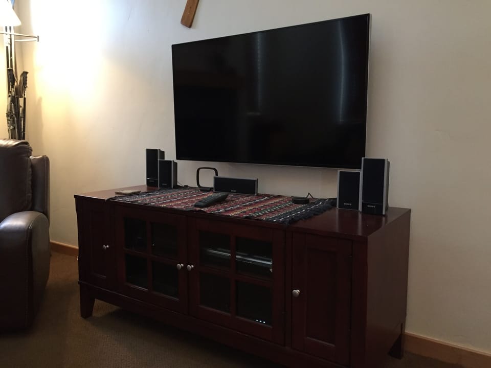 Flatscreen HDTV, Comcast Cable, DVD, Stereo Sound in Great Room
