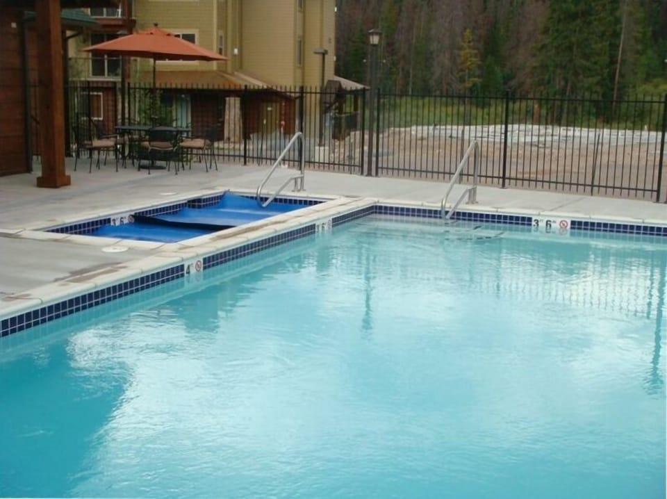 Outdoor Year Round Heated Pool & Hot Tub