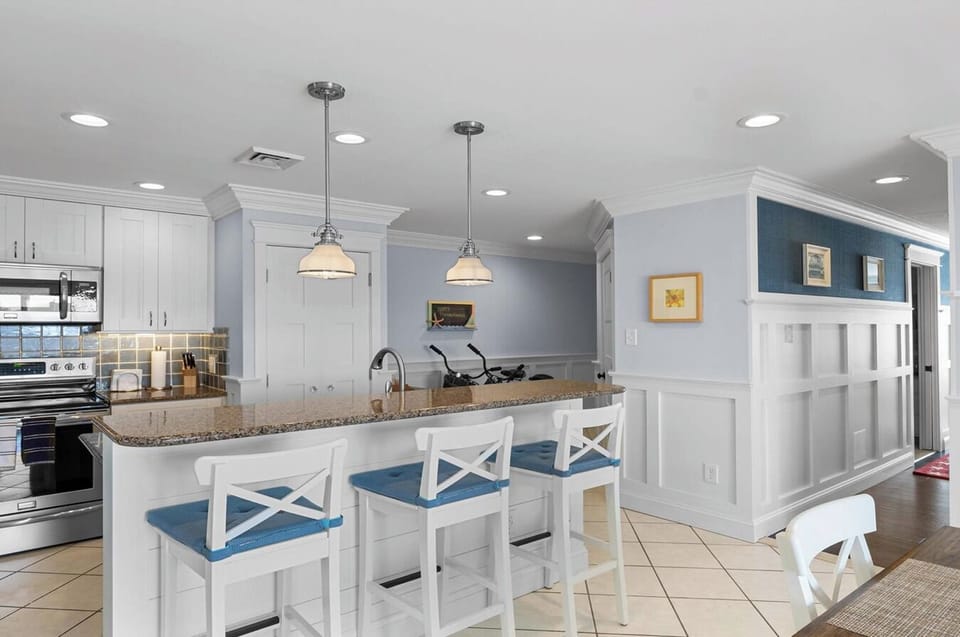 Kitchen / Dining Area