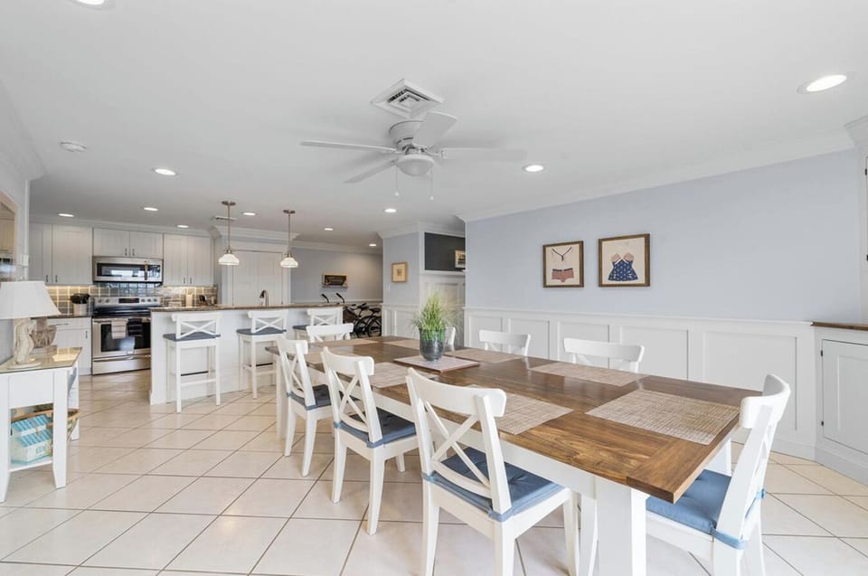 Kitchen / Dining Area