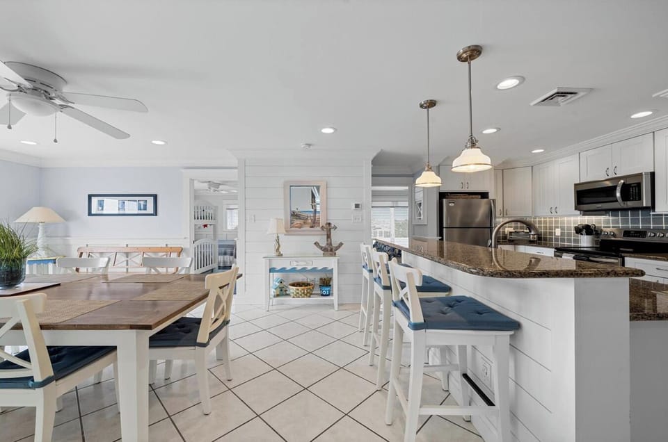 Kitchen / Dining Area