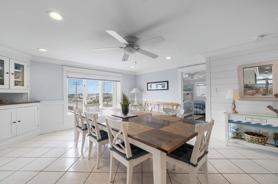 Kitchen / Dining Area