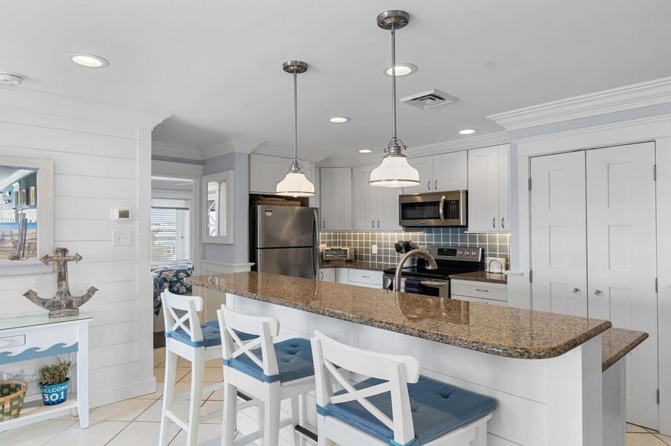 Kitchen / Dining Area