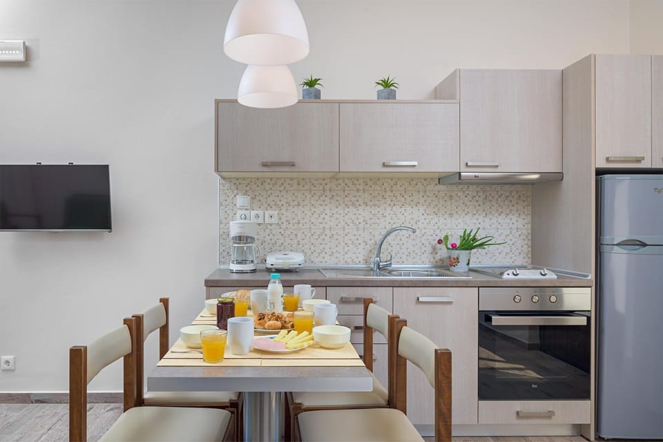 Enjoy your meal in the open plan area of kitchen 