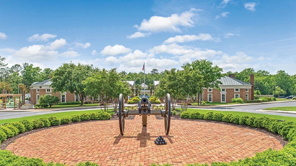 4 BDRM SLEEPS 12 HUGE UNIT 2 LIVING RMS, 2 KITCHENS, GREAT FOR A GROUP, POOLS Apartment in Virginia