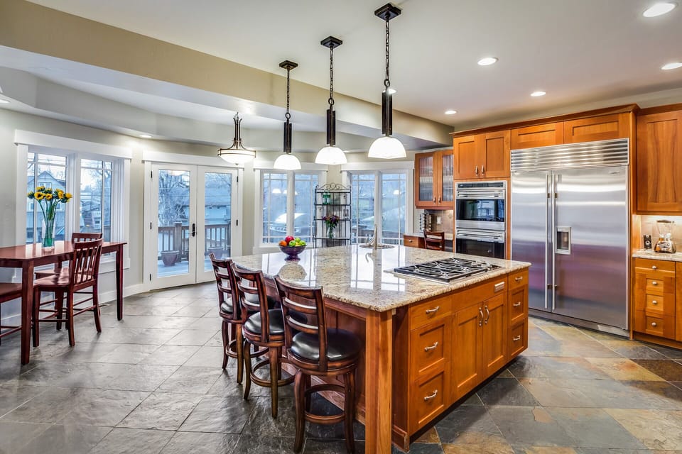 Large kitchen w/island
