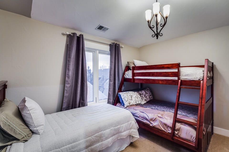 Forth bedroom - 2 Twin beds, 1 Full bed