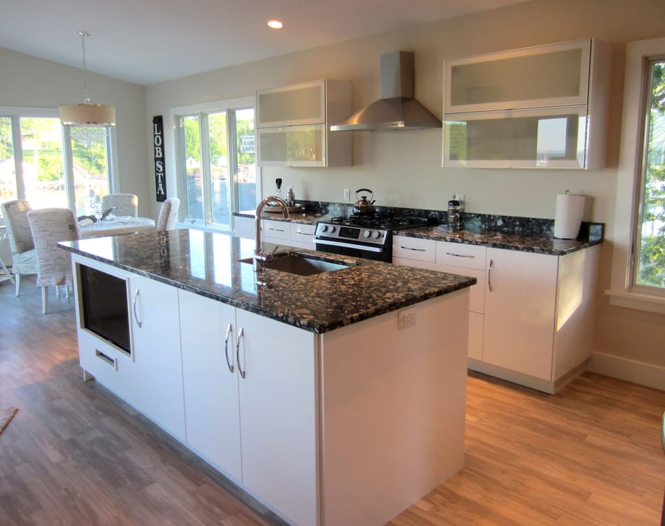 Gourmet kitchen fully equipped with every convenience