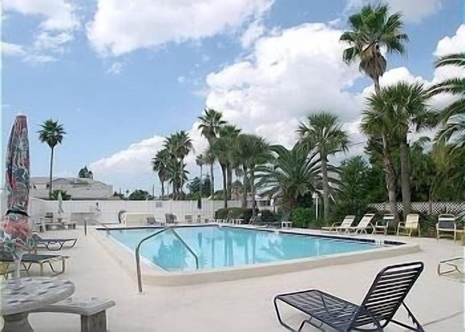 This Complex also offers an Central On-site Laundry Facilities, and a Elevator. 