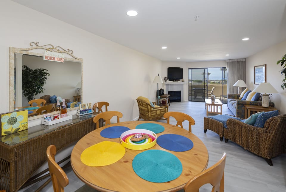 Dining Area - Facing Ocean - Downstairs