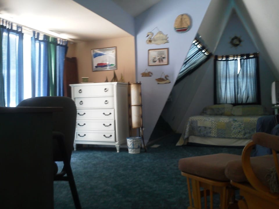 Upstairs Loft bedroom with Upper deck