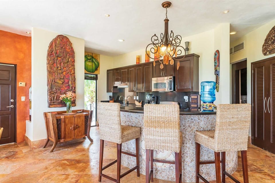 Kitchen & Breakfast Bar