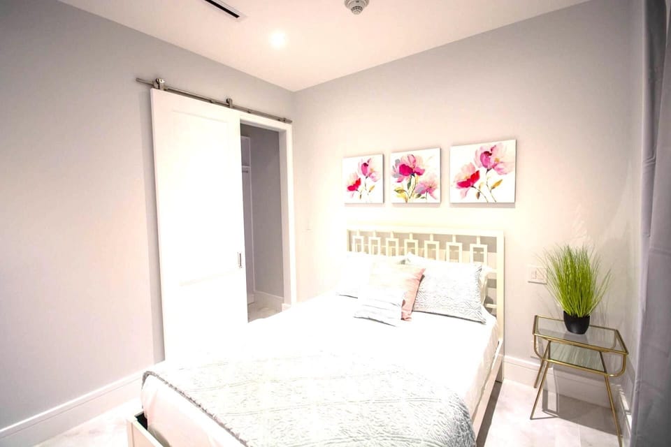 Guest bedroom (Queen) and closet 
