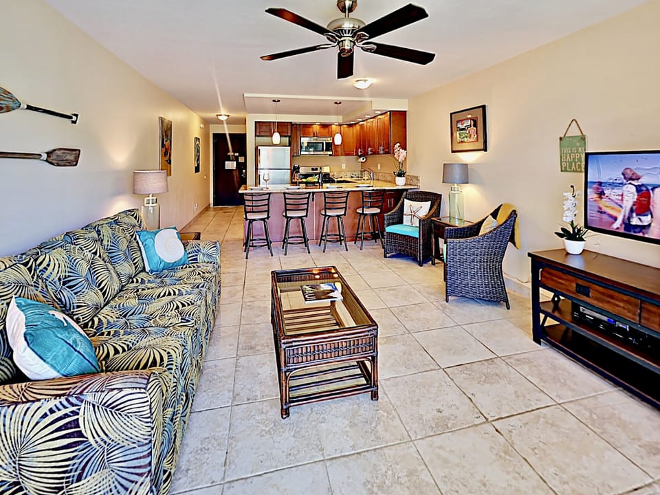 Living Room - Cheery living room to brighten your day in paradise!