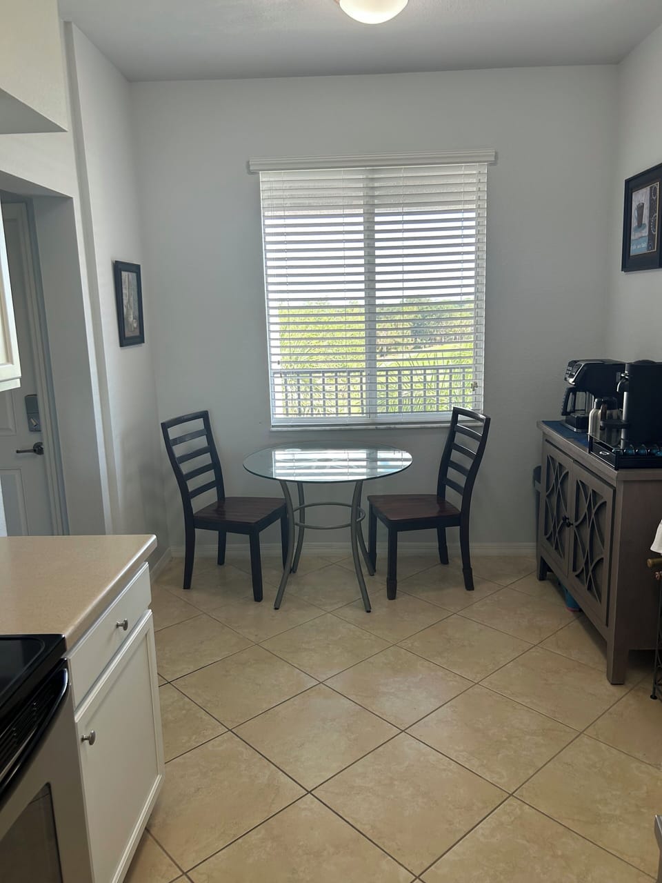 Kitchen w/ coffee hutch