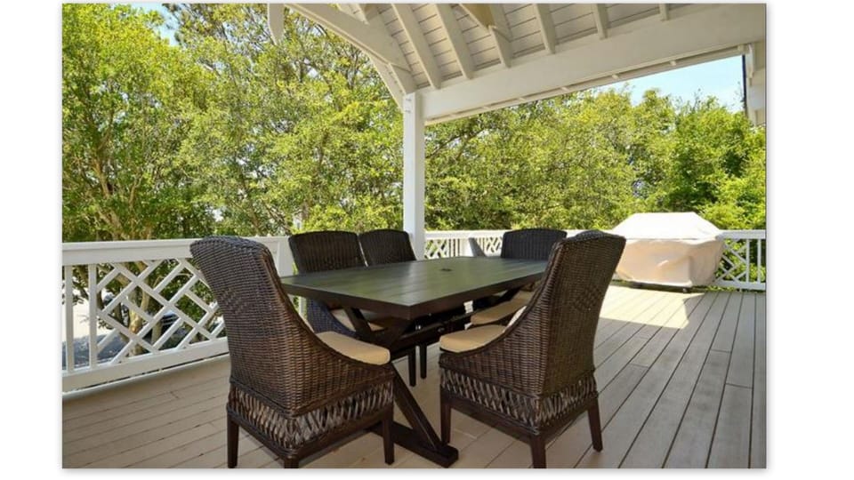 Top Level Deck
(West)