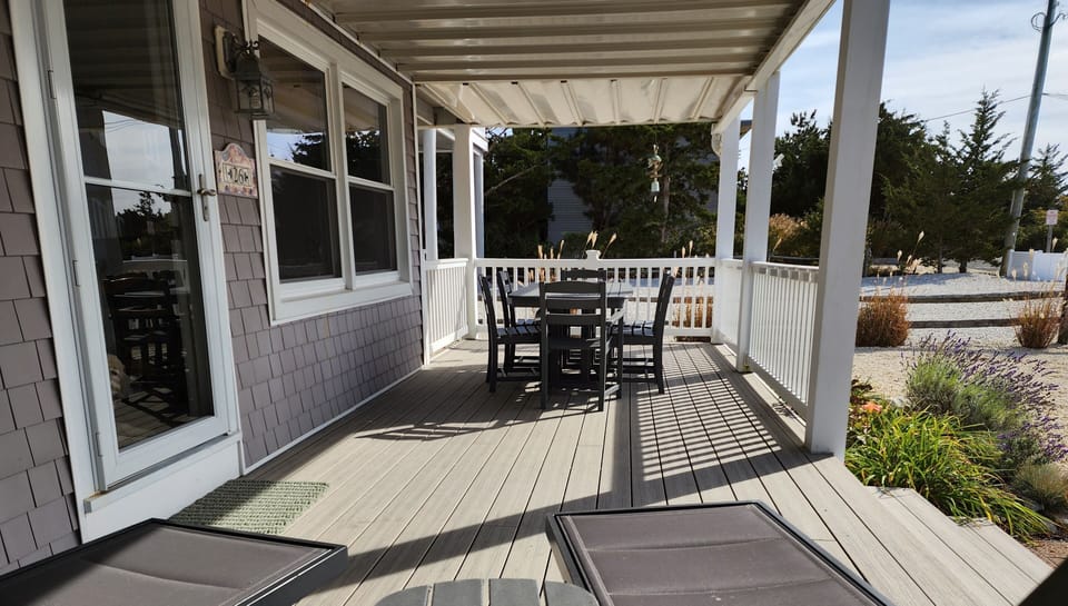 Covered deck w/dining table & chairs