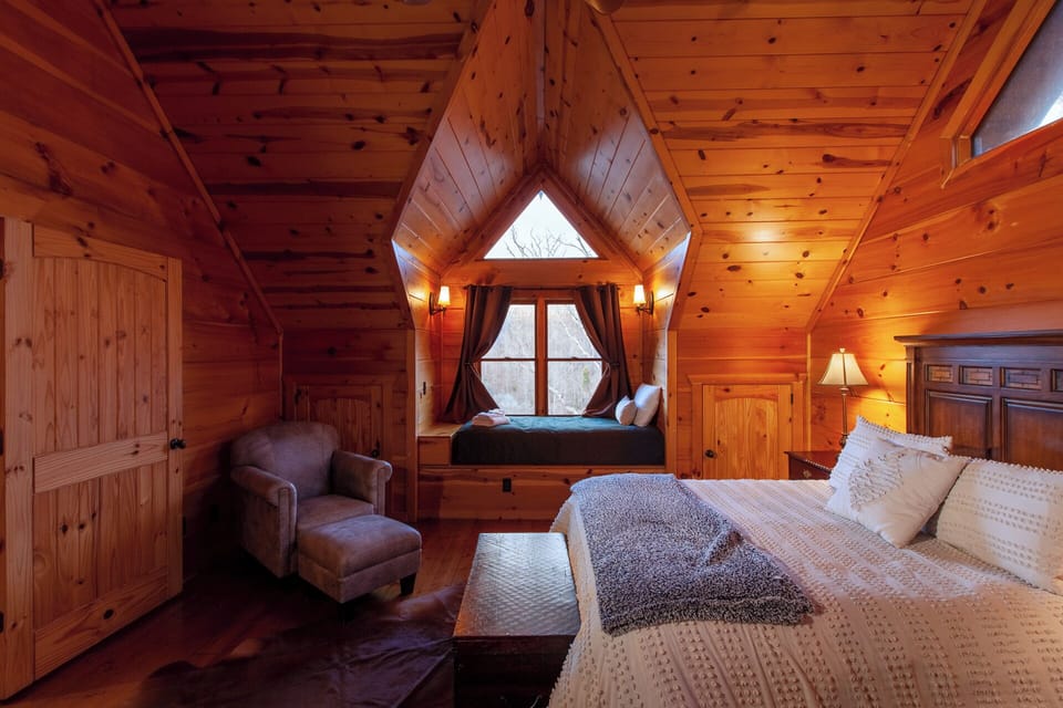 Second Upper Level Queen Suite with Twin Window Bed