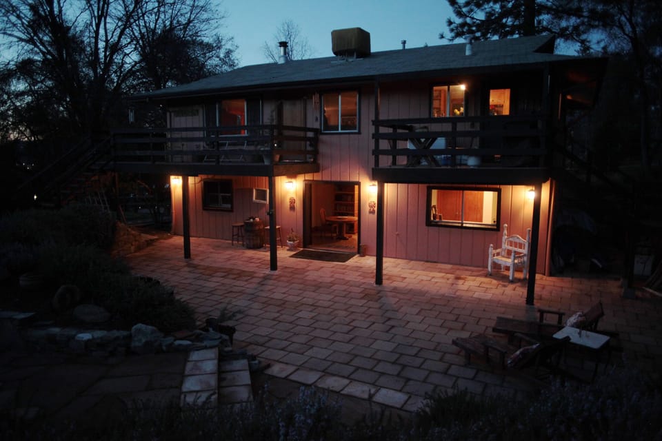 Dusk on the Garden Suite. An Entertainer's delight on the flagstone patio.