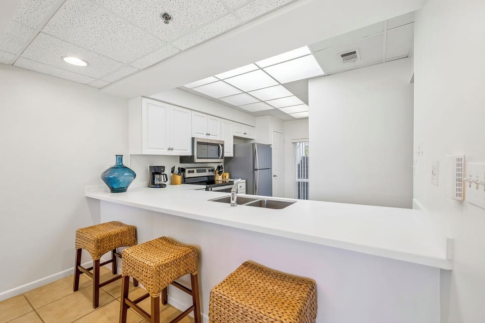 Bar Seating for 3 - Perfect for Breakfast or Quick Bites!