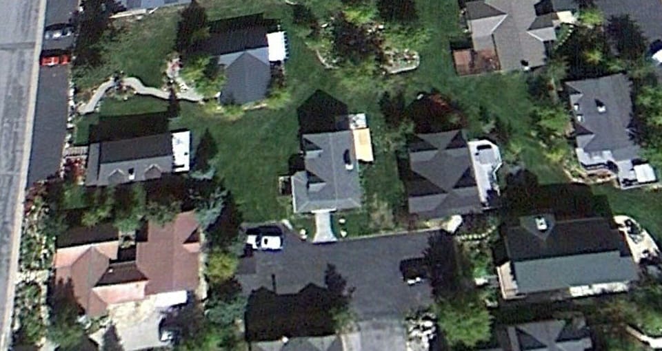 We are on a cul de sac at the north end of Harris Alley