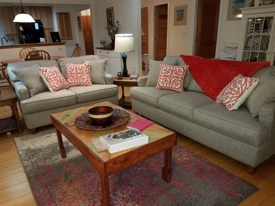 LIVING ROOM OPEN TO DINING ROOM AND ACCESS TO THE DECK