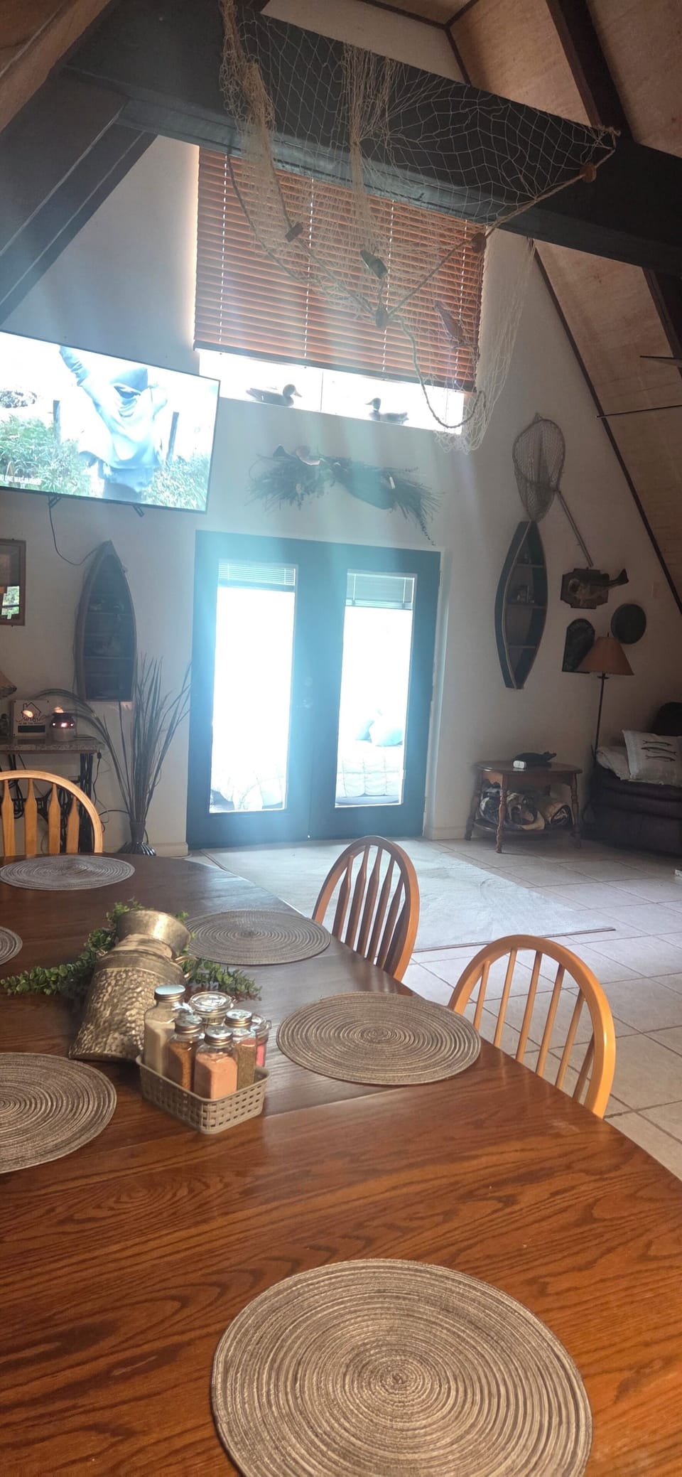 indoor dining, indoor, television, dining table