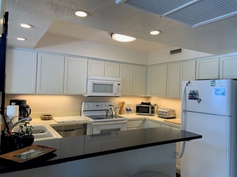 Kitchen with all of the essentials provided