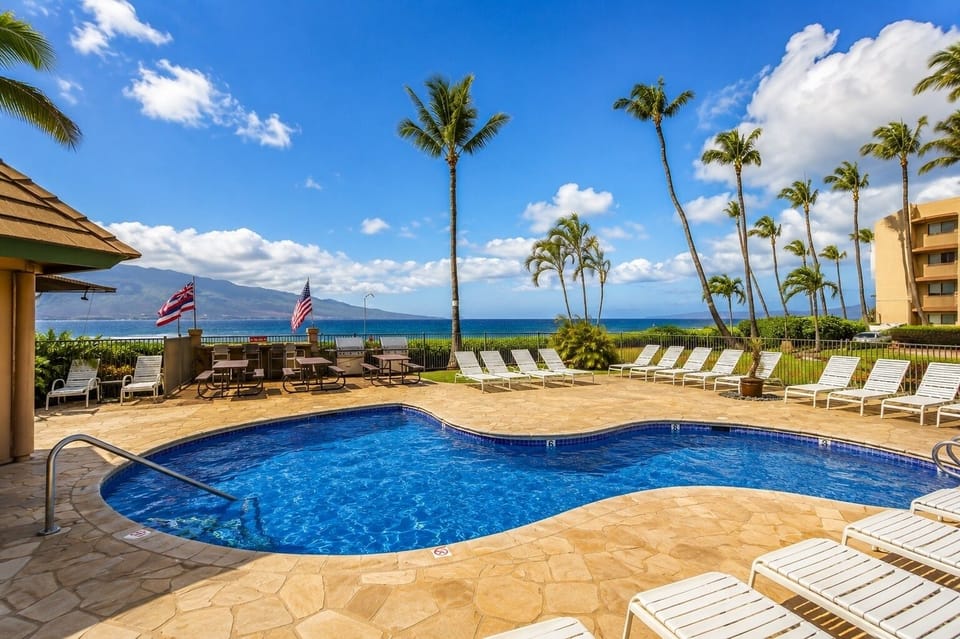 This oceanfront pool puts you steps from both crystal-clear waters and the endless blue Pacific beyond.