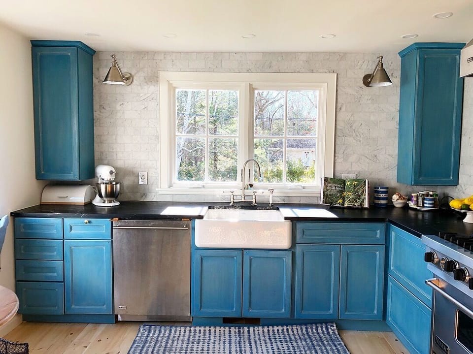 The cheerful and functional kitchen 