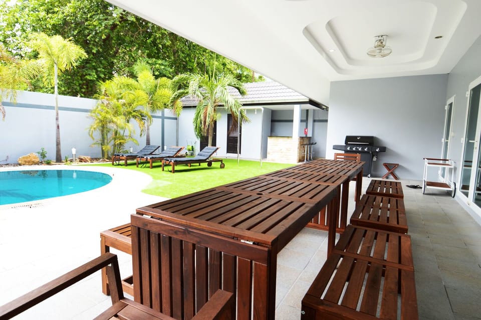 6 bed Villa private pool 300m from beach
