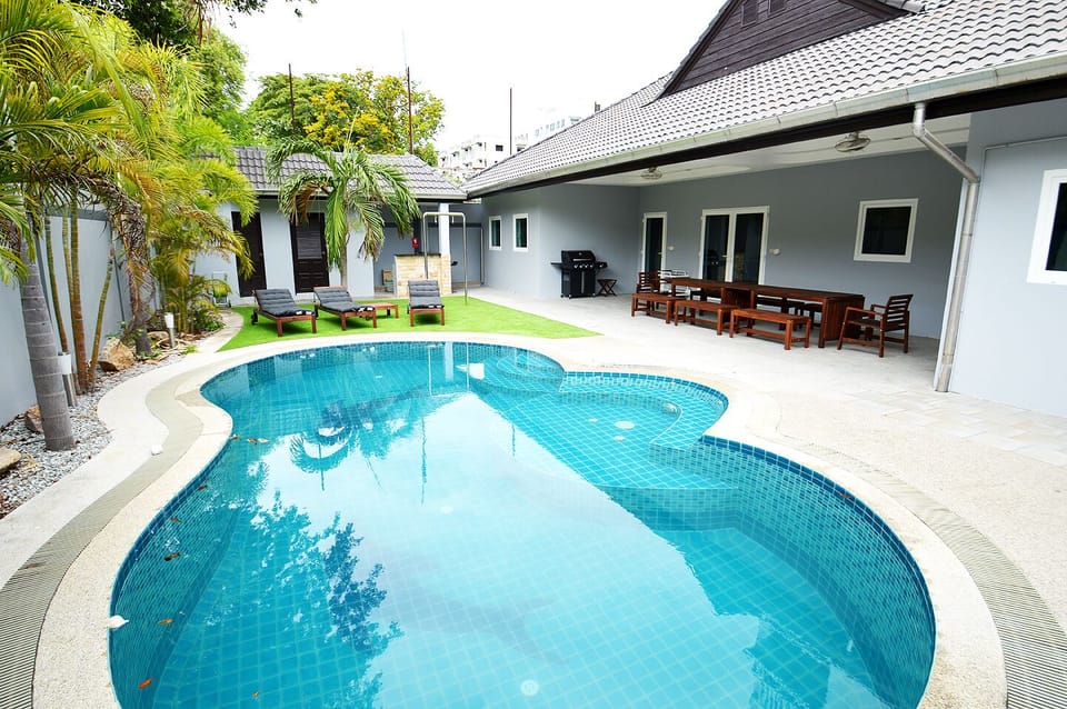 6 bed Villa private pool 300m from beach