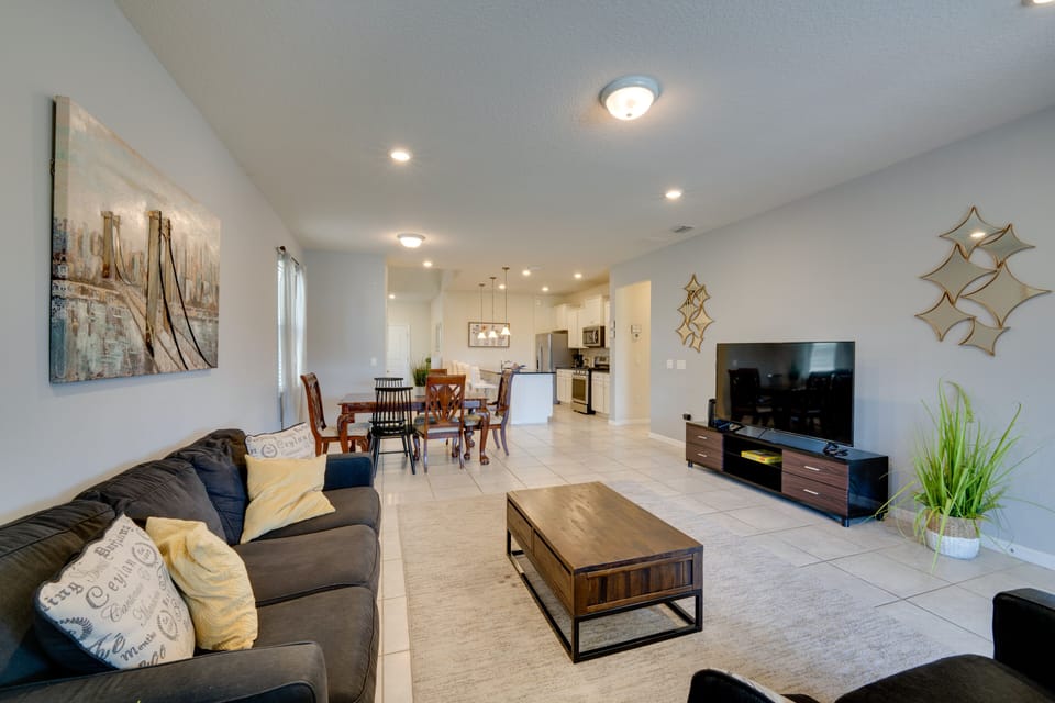 Living Area | Smart TV w/ Cable