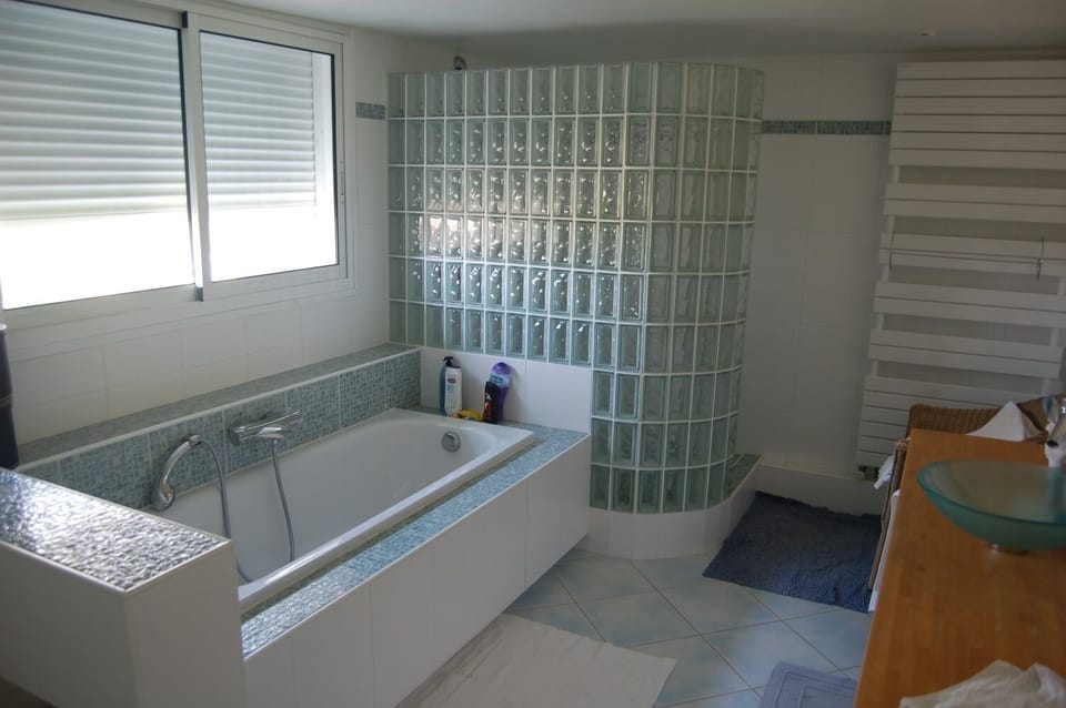 Main House family bathroom