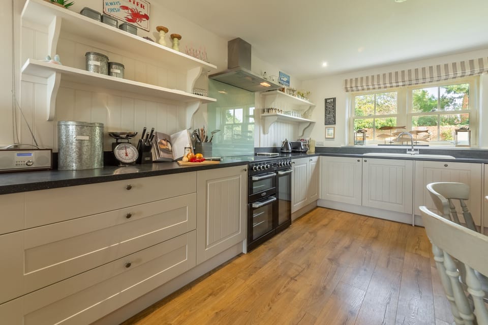 Ground floor: Well-equipped Kitchen
