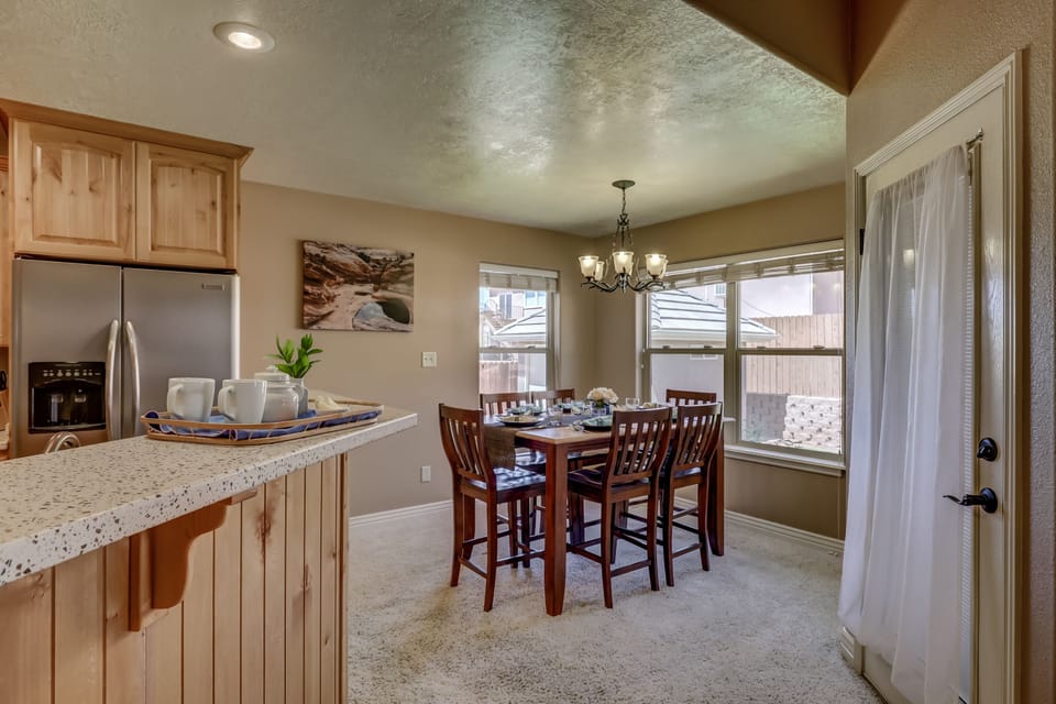 Dining Room & Kitchen Bar with Seating for (2)