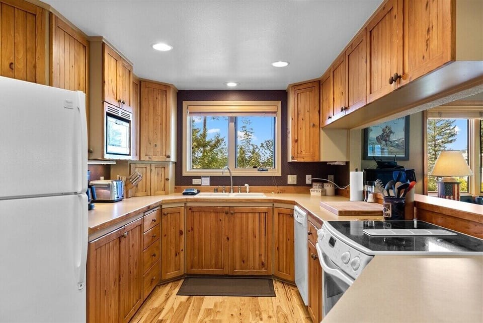 Full kitchen
