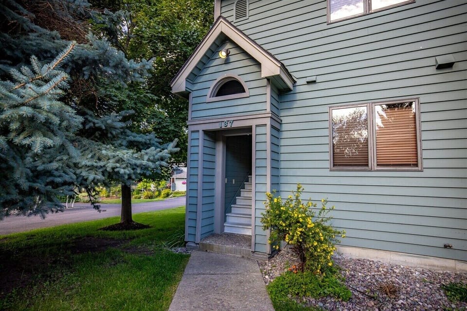 Front of the condo with steps leading you to the front door