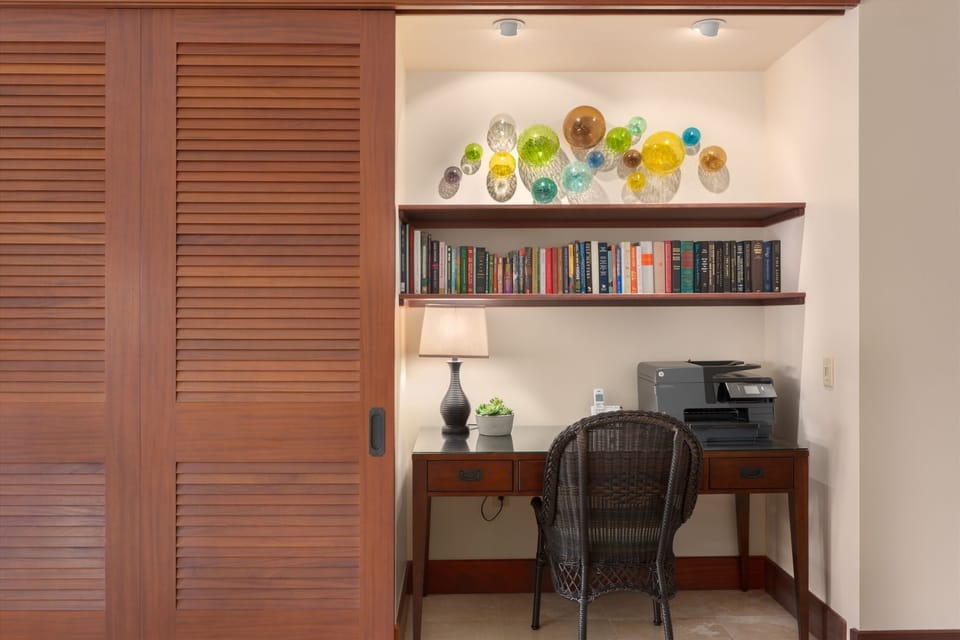 Castaway Cove C201 - Spacious Ocean View Great Room with Office Area Desk