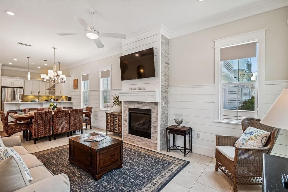 Cozy Living Area - Equipped with a Flat-Screen TV