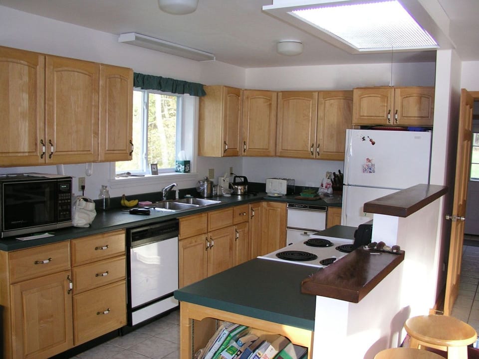 Fully applianced modern kitchen with dishwasher.