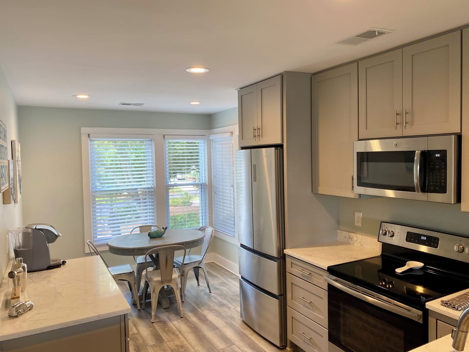 Table seats 4 as well as the countertop bar. Perfect for any meal or game time.