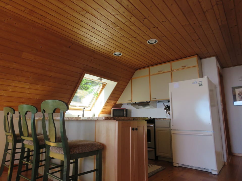 Counter seating for 3