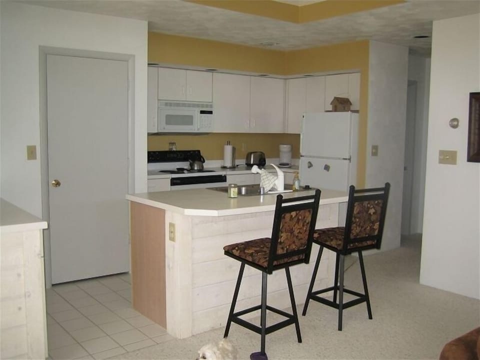 Fully Equipped Kitchen w/Counter Seating