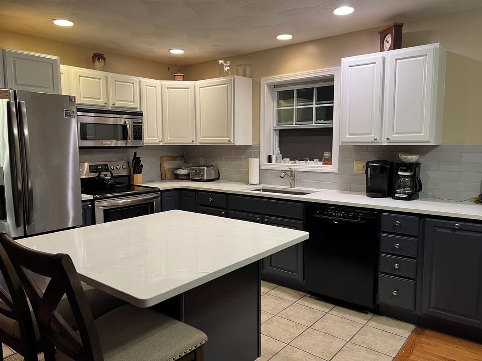 Newly remodeled, fully equipped kitchen