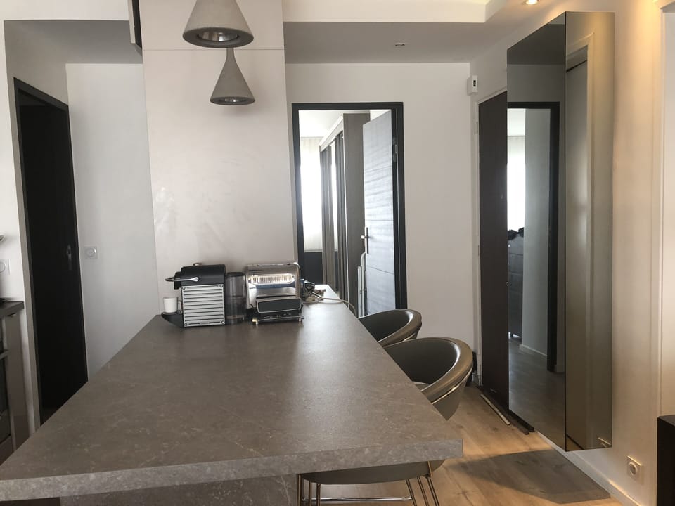 Entry and table kitchen